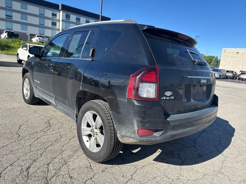 Used 2016  Jeep Latitude image 22