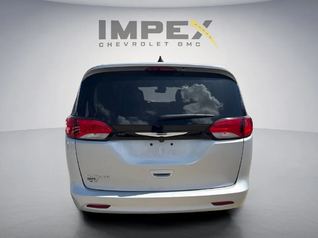 Used 2023 Silver Chrysler LX image 10