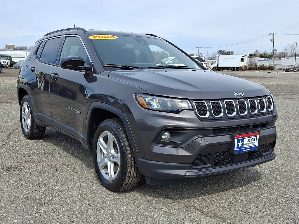 Used 2023 Granite Crystal Metallic Clearcoat Jeep Latitude image 2