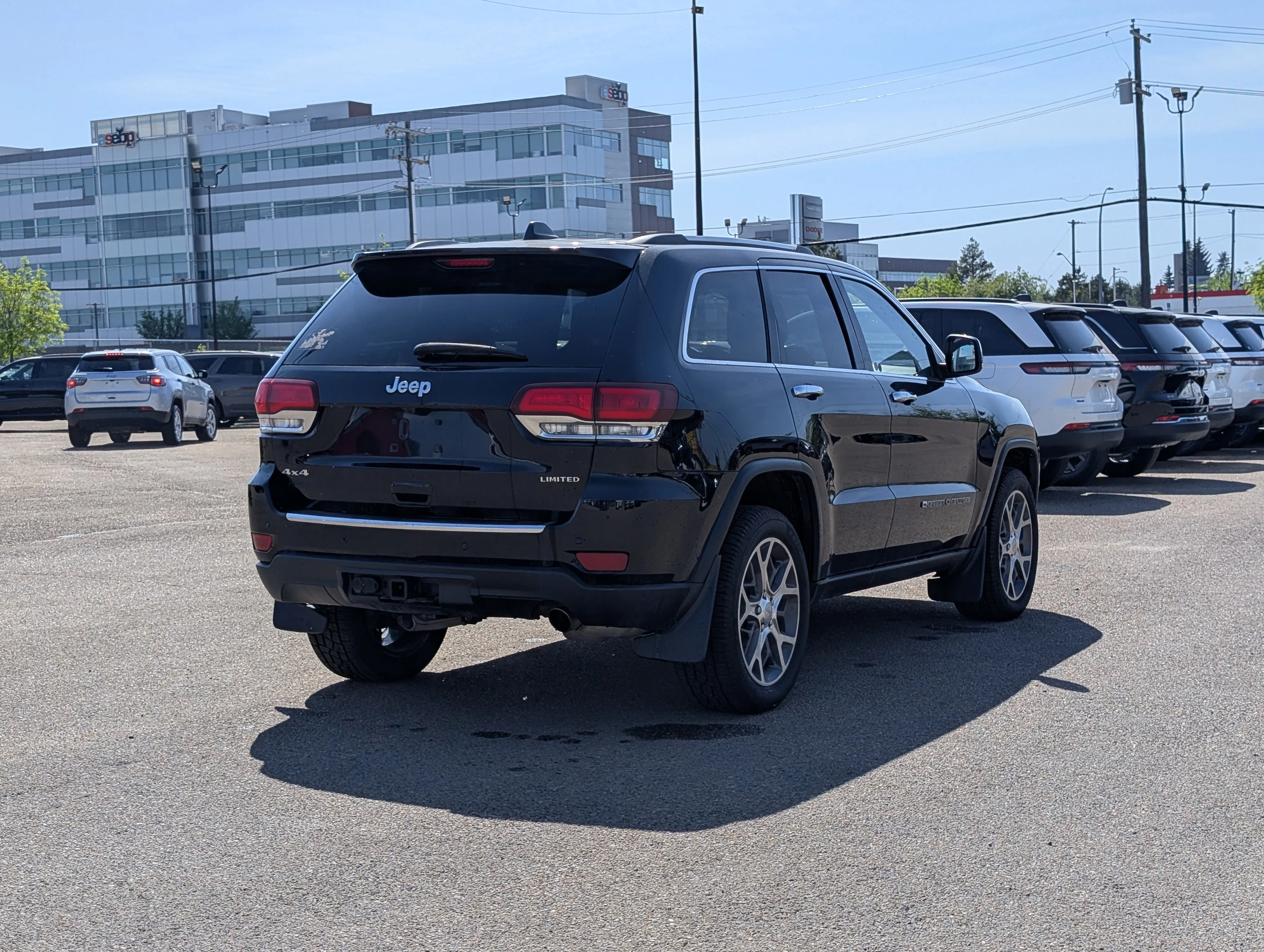 Used 2022 Diamond Black Crystal Pearlcoat Jeep Limited image 7
