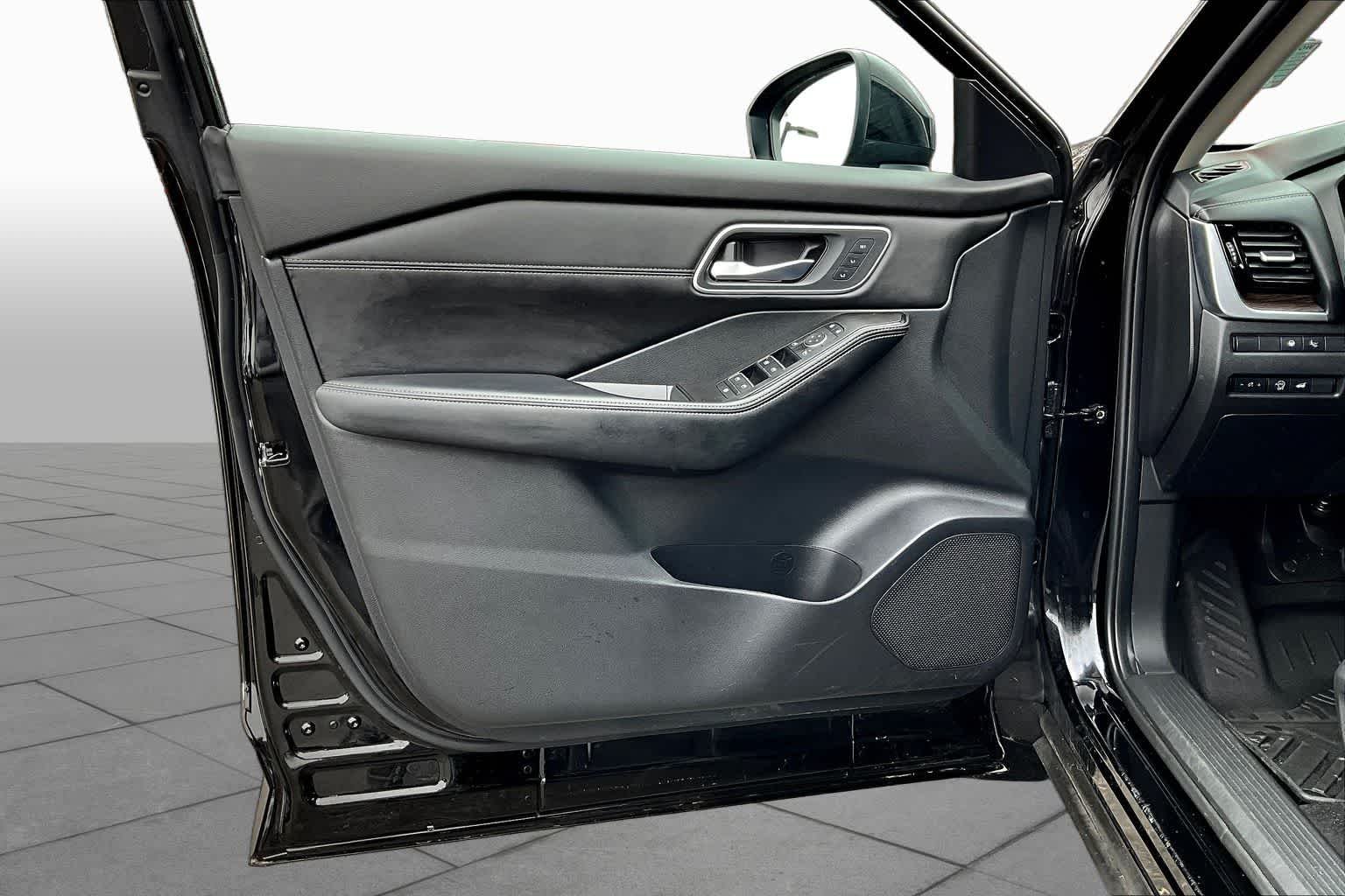 Used 2025 Super Black Nissan Platinum image 39