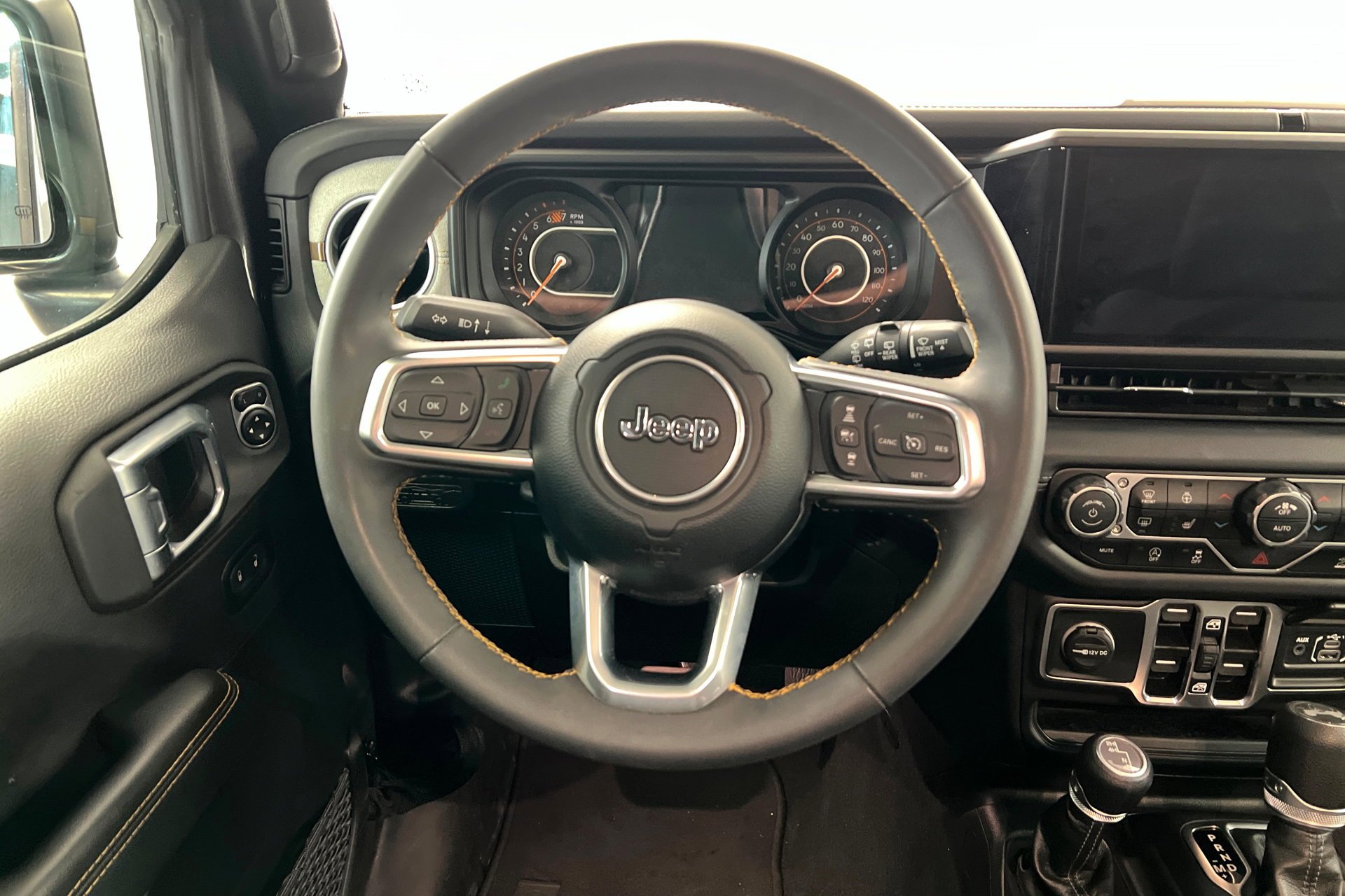 Used 2025 Granite Crystal Metallic Clearcoat Jeep Sahara image 13