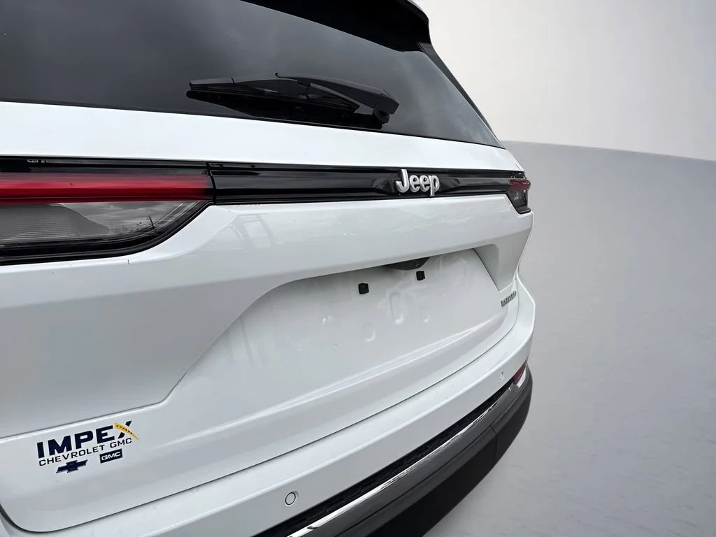 Used 2025 White Jeep Laredo X image 32