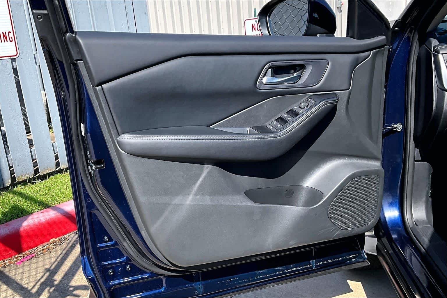 Used 2025 Deep Ocean Blue Pearl Nissan SV image 20