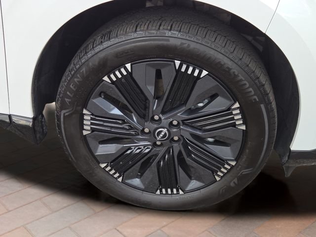 Used 2025 White Pearl Nissan Platinum image 26