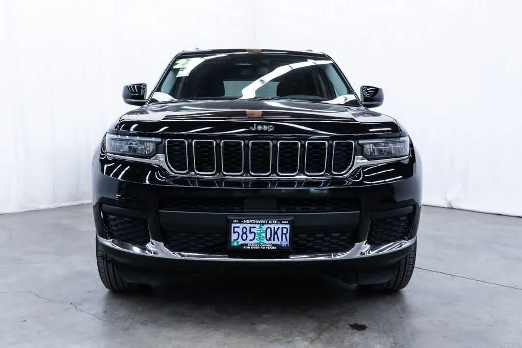 Used 2023 Diamond Black Crystal Pearlcoat Jeep Laredo image 2