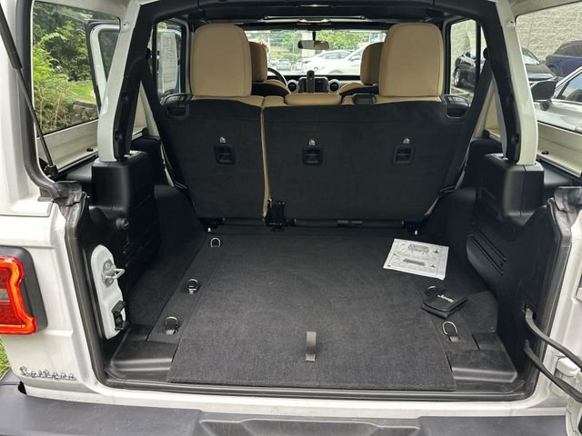 Used 2021 White Jeep Unlimited Sahara image 24