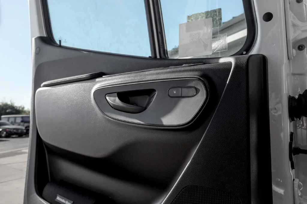 New 2026 Arctic+White Mercedes-Benz Cargo 144 WB image 43