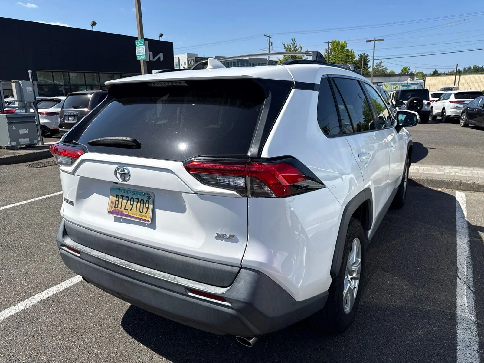 Used 2020 Super White Toyota XLE image 4