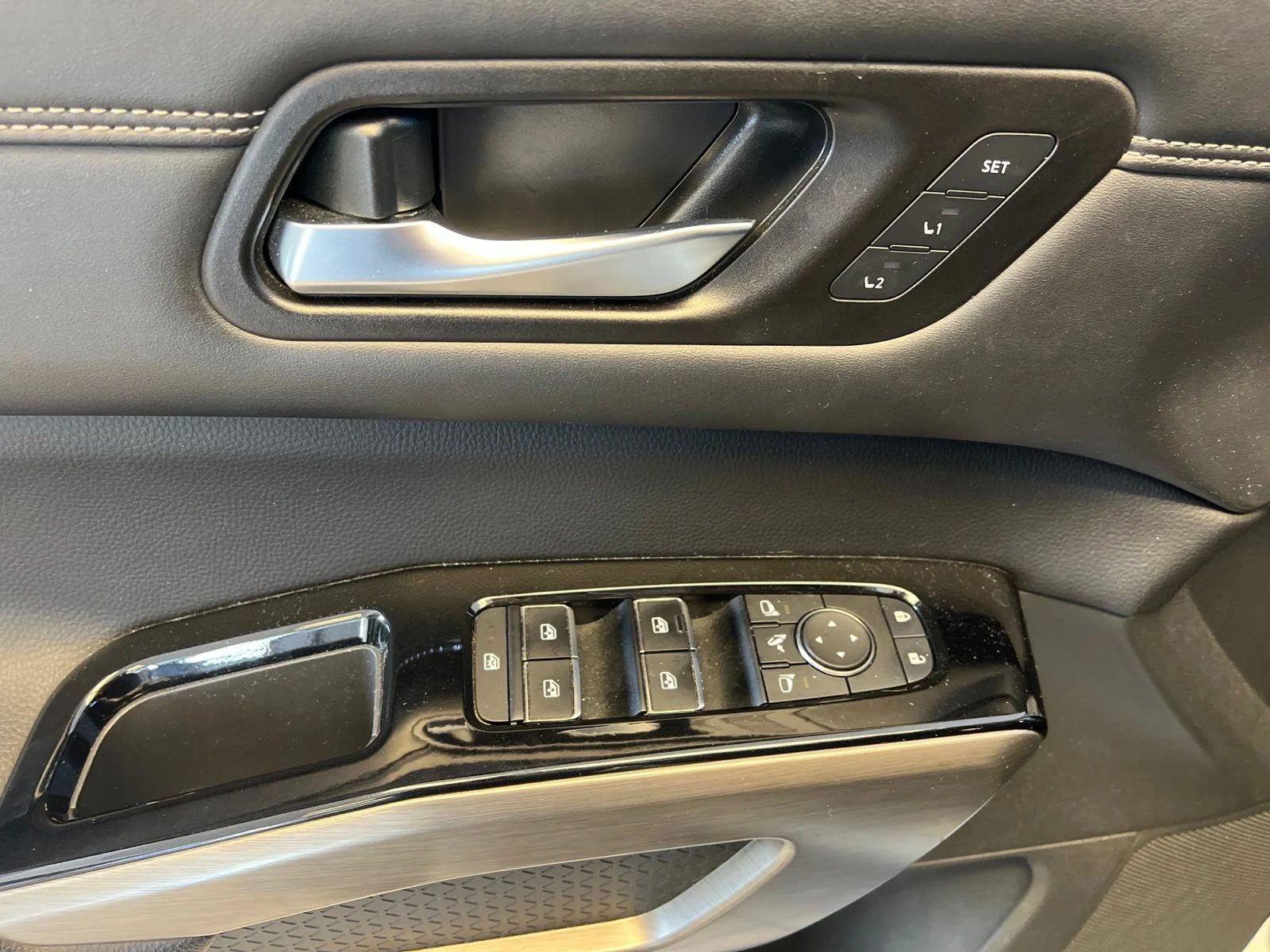 Used 2023 White Nissan Platinum image 25
