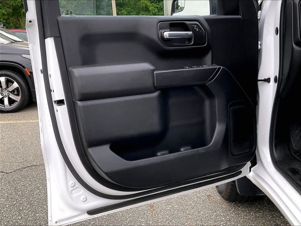 Used 2023 White Chevrolet Custom image 9