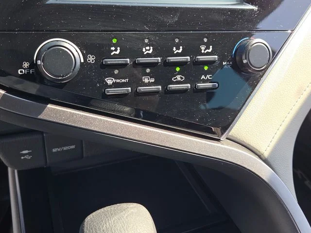 Used 2018 Silver Toyota LE image 19