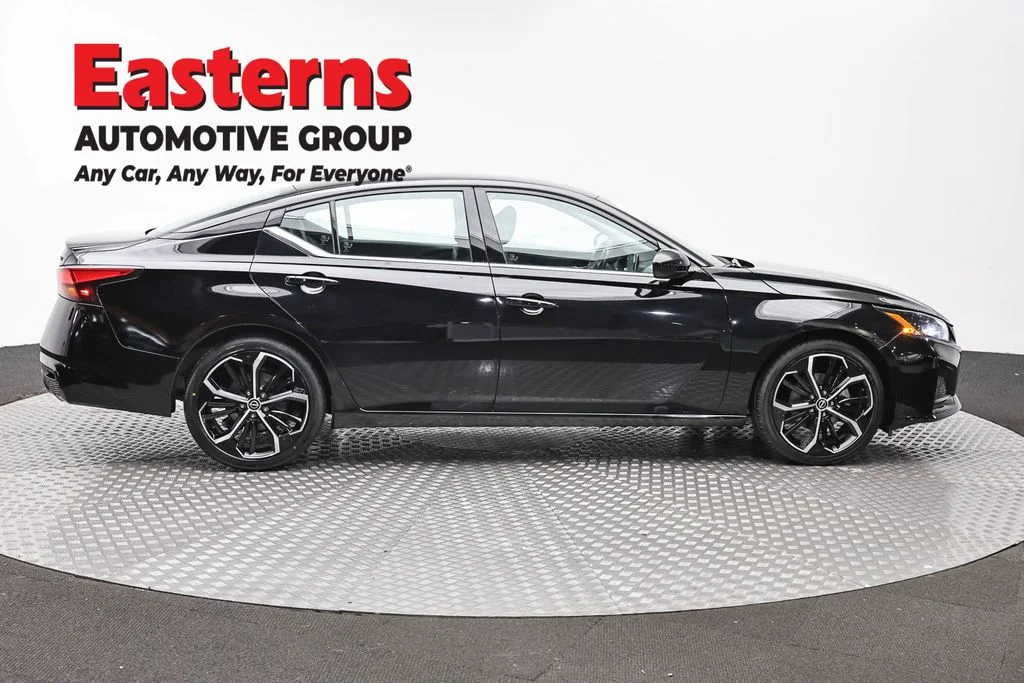 Used 2024 Black Nissan 2.5 SR image 4