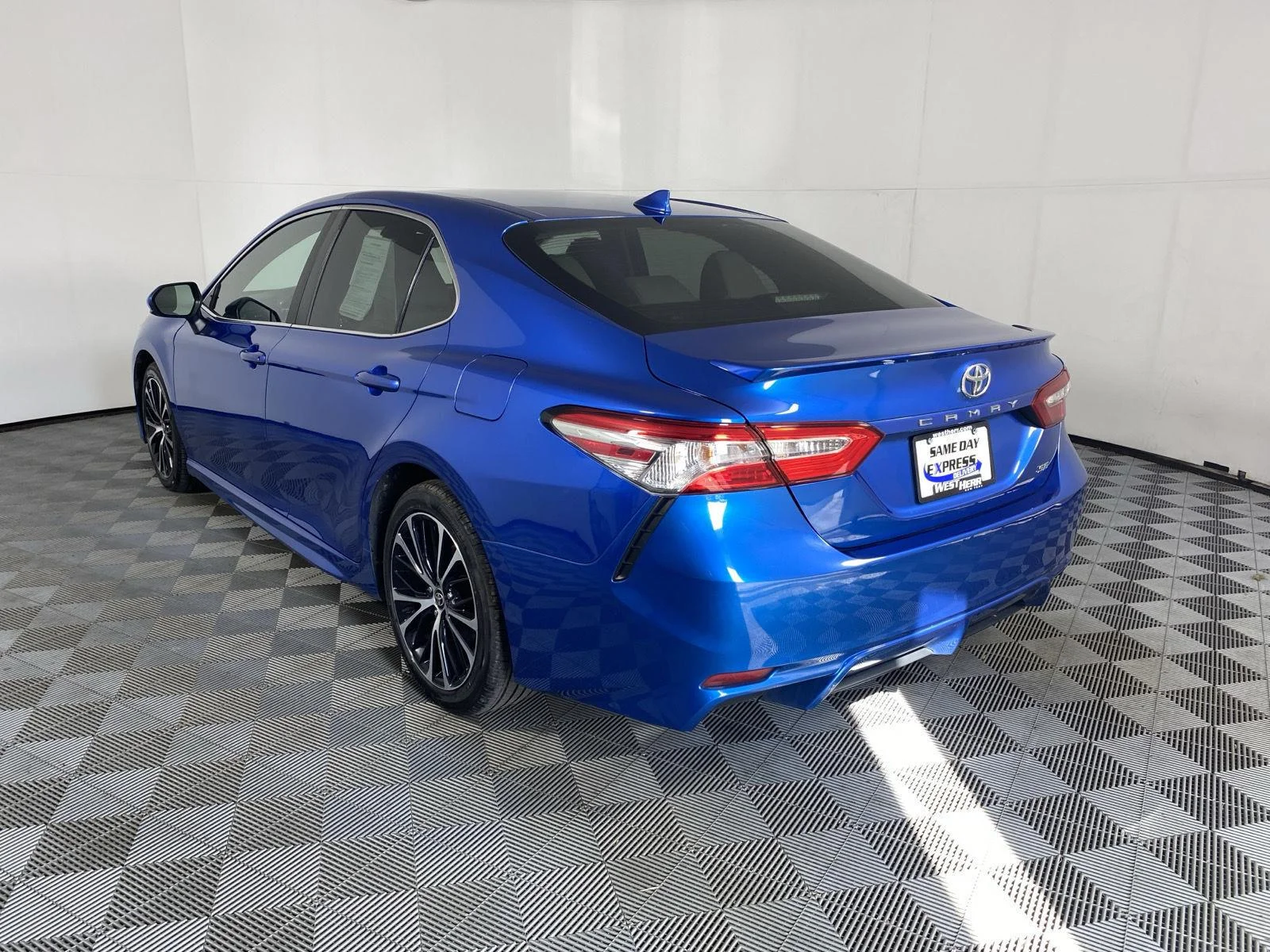 Used 2020 Blue Streak Metallic Toyota SE image 5
