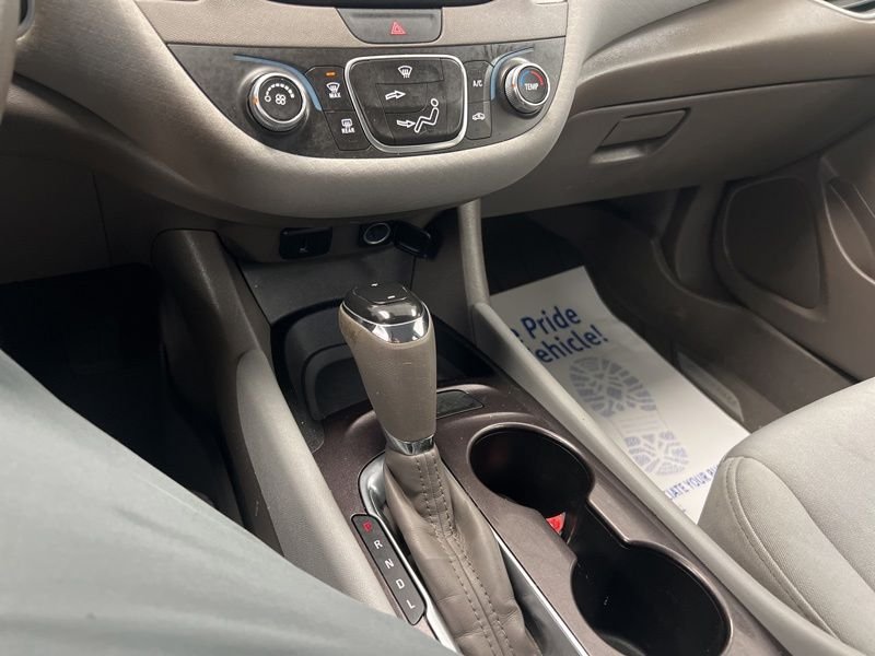 Used 2018 White Chevrolet LS image 27