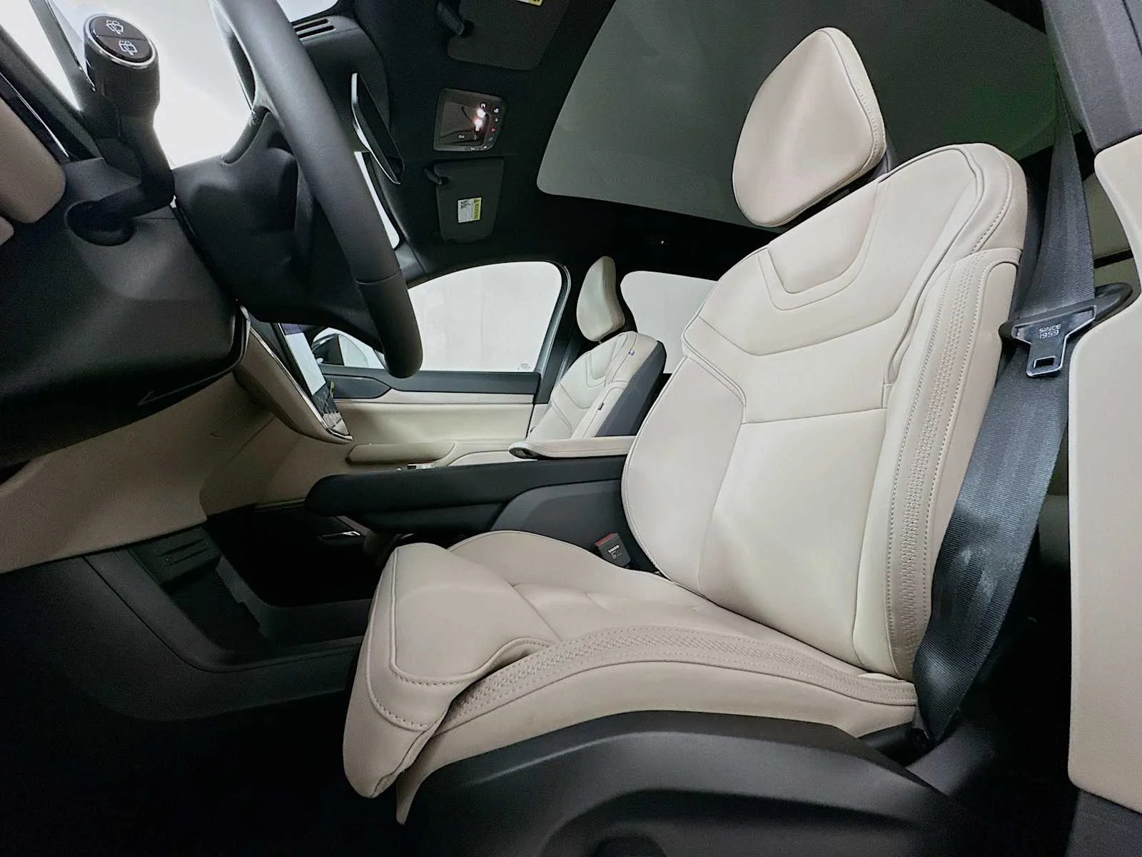 New 2026 Aurora Silver Volvo Plus image 18