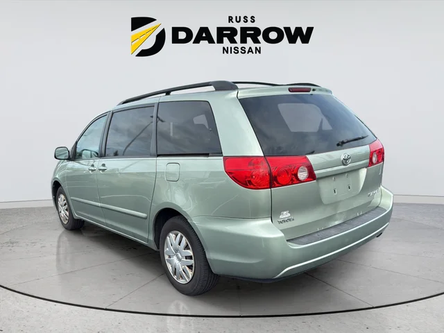 Used 2010 Silver Toyota LE image 3