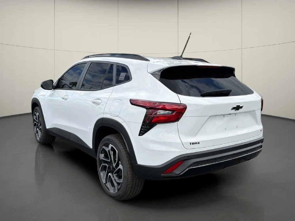 New 2026 Summit White Chevrolet 2RS image 5