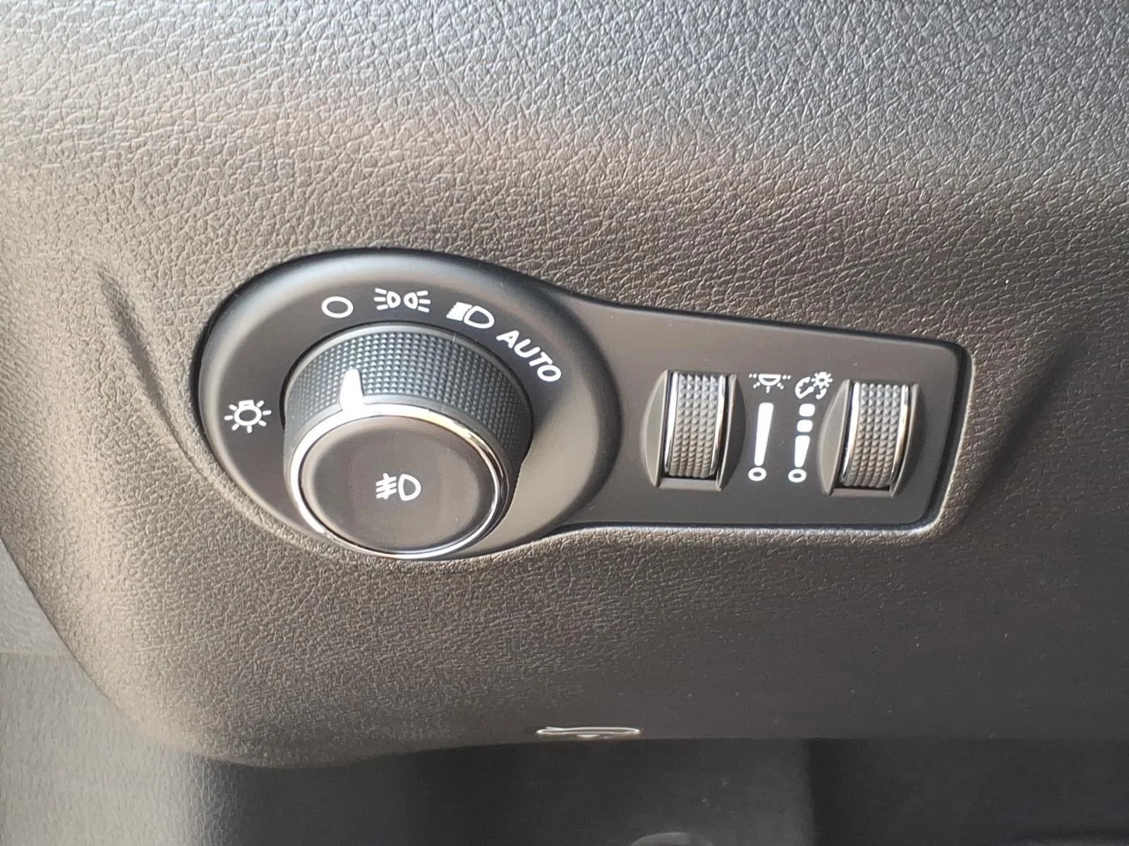 Used 2022 Diamond Black Crystal Pearlcoat Jeep Limited image 14
