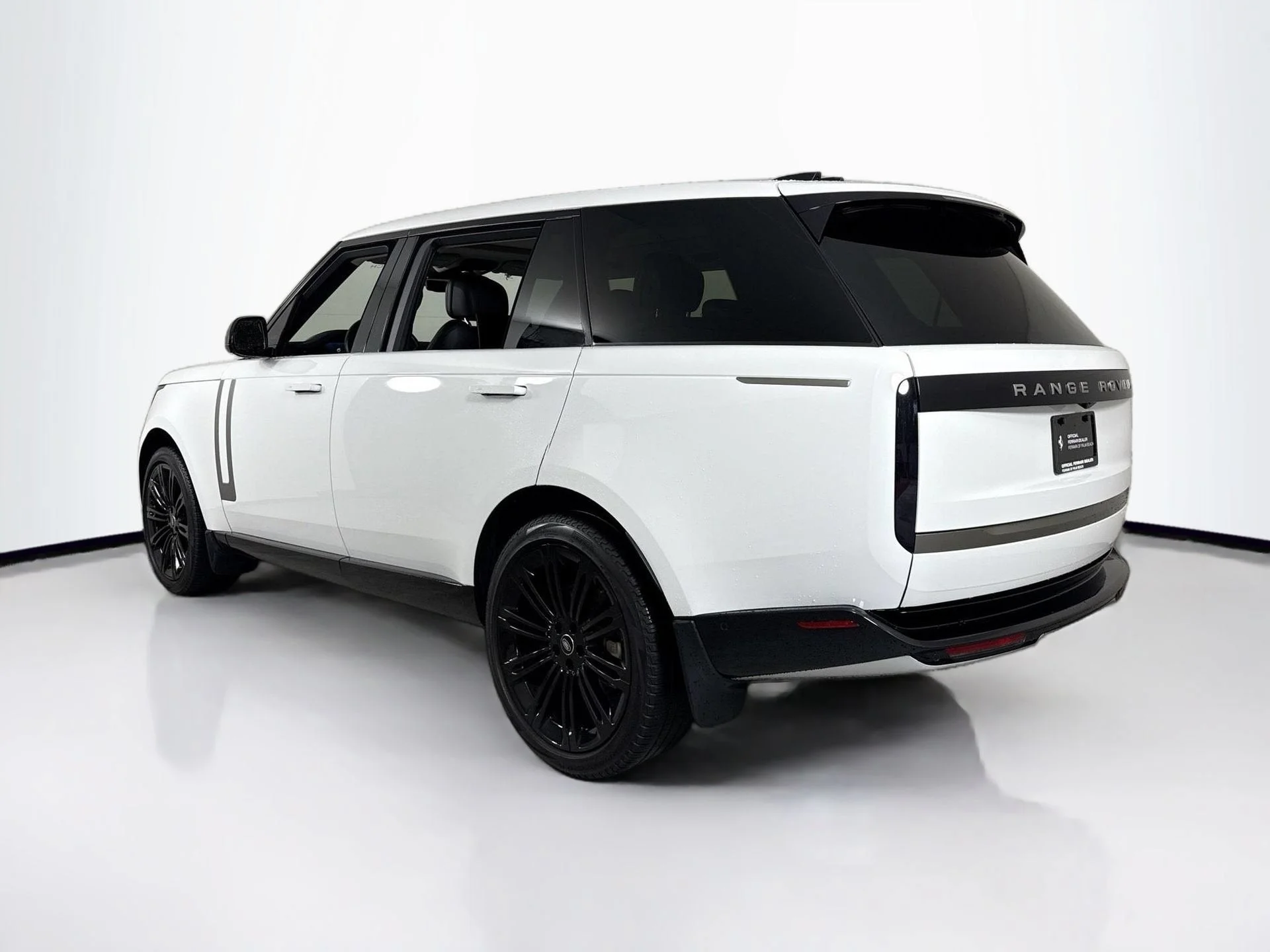 Used 2024 Fuji White Land Rover SE W/REAR DVD image 5