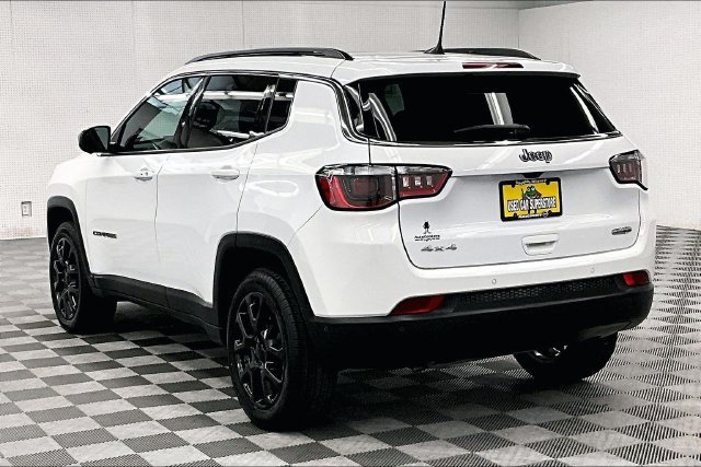 Used 2023 Bright White Clearcoat Jeep Latitude Lux image 2
