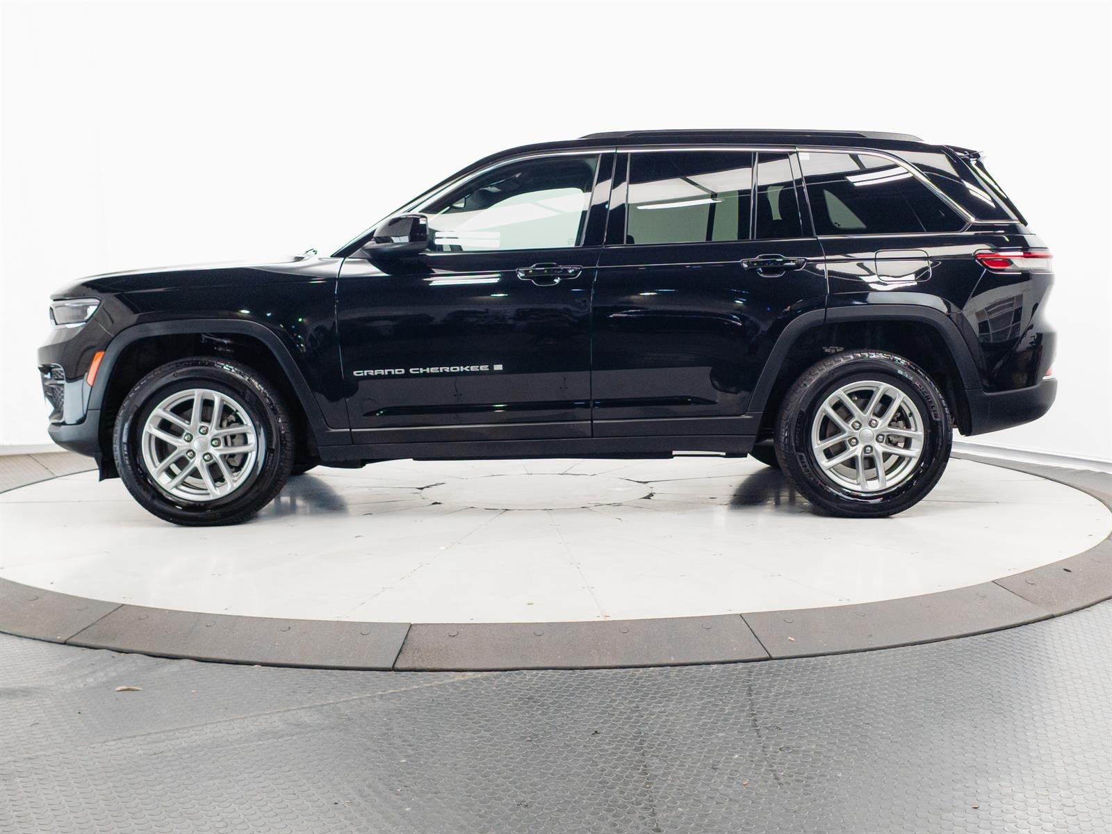 Used 2024 Black Jeep Laredo X image 7