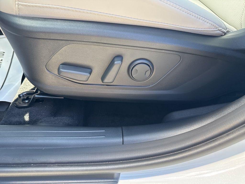 New 2026 White Hyundai SEL FWD image 24