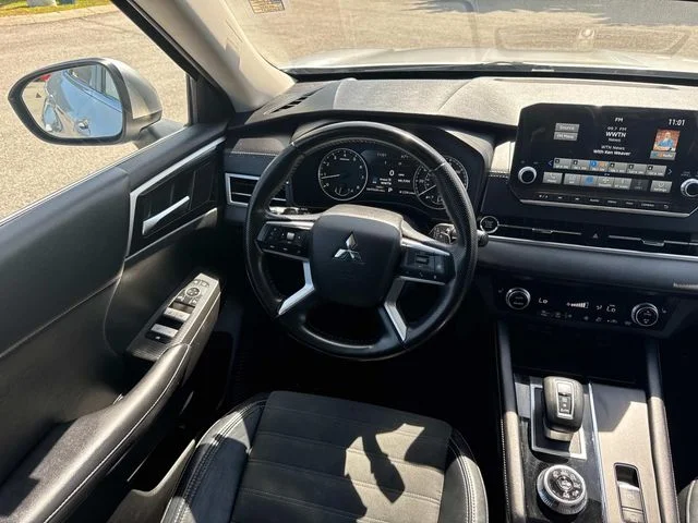 Used 2022 Silver Mitsubishi SE image 21