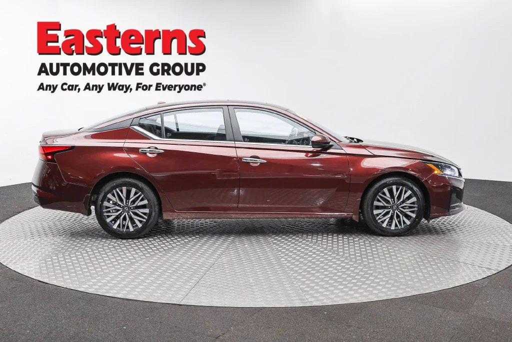 Used 2023 Red Nissan 2.5 SV image 4