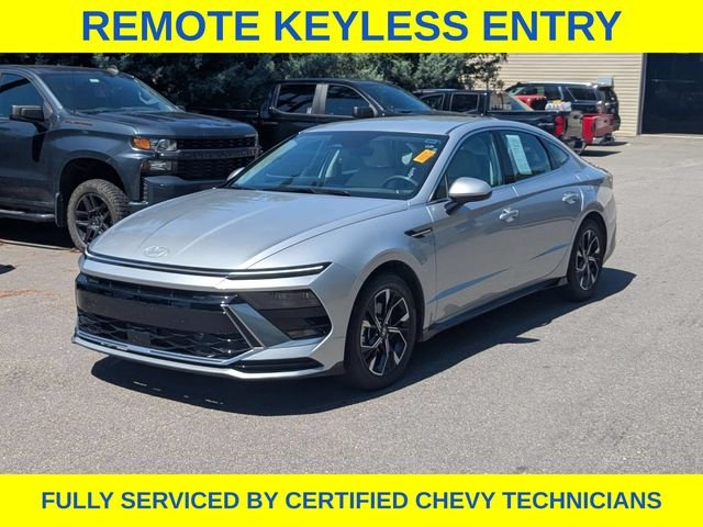 Used 2025 Silver Hyundai SEL image 10