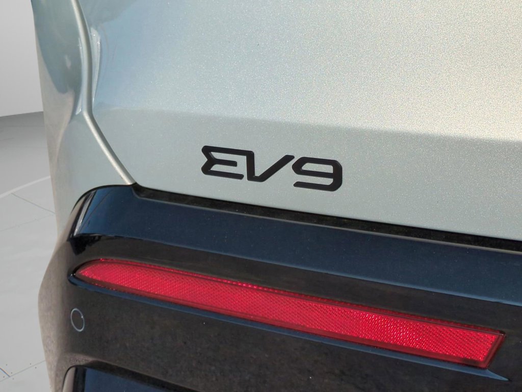 New 2026 Ivory Silver Kia Land AWD image 13