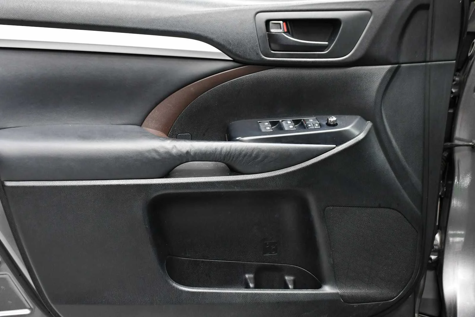 Used 2015 Predawn Gray Mica Toyota LE image 13