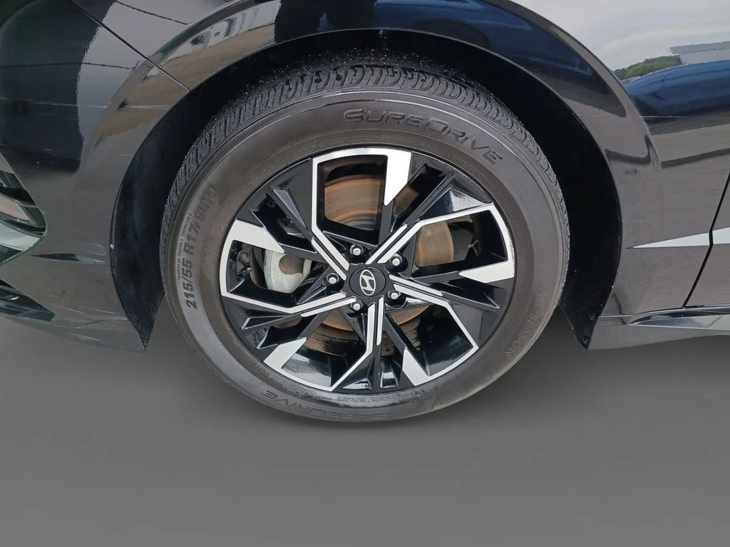 Used 2025 Black Hyundai SEL image 15