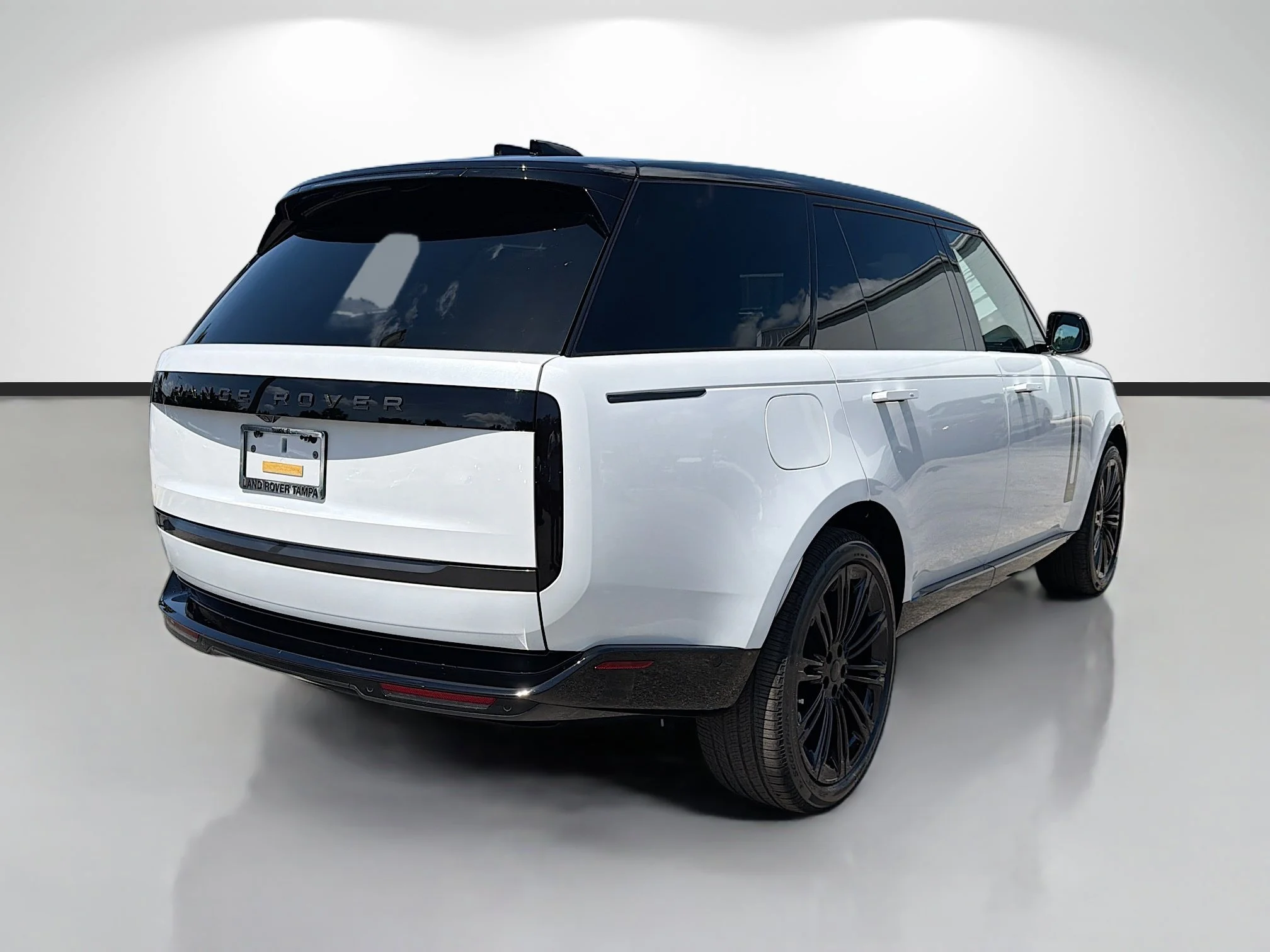 New 2026 Ostuni Pearl White Premium Metallic Land Rover SE image 5