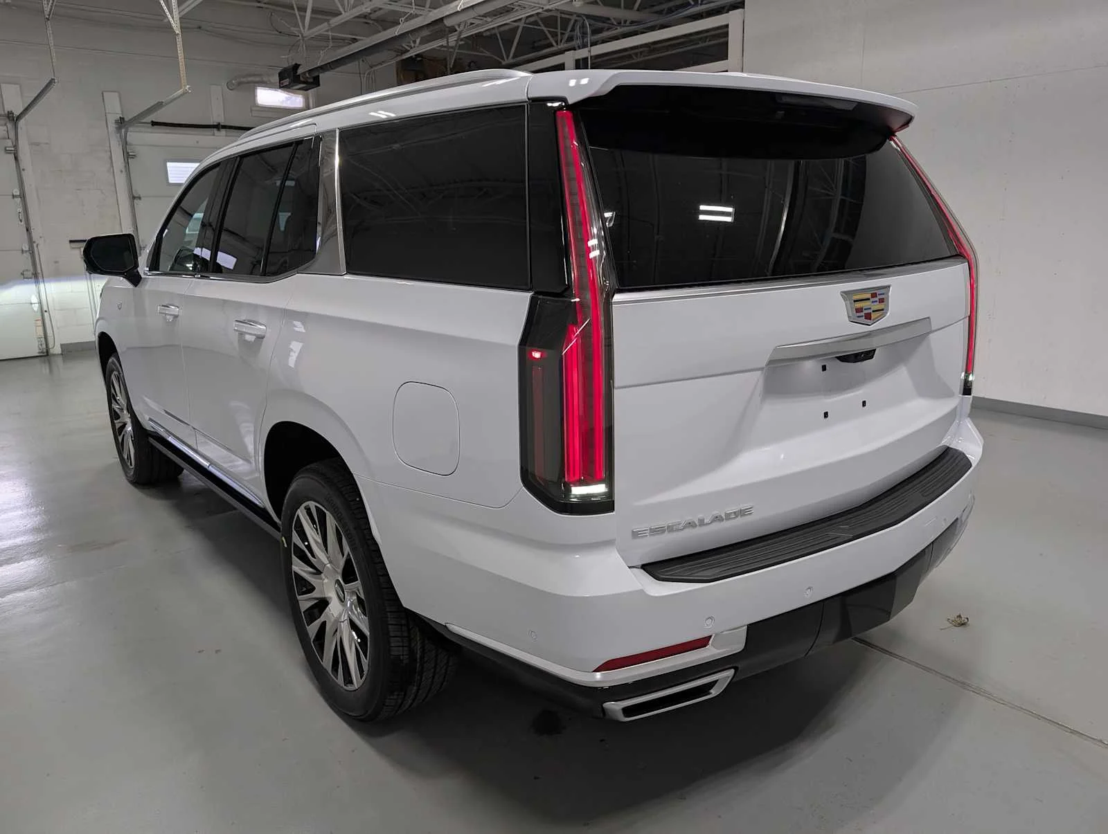 New 2027 Vibrant White Tricoat Cadillac Platinum Luxury image 9