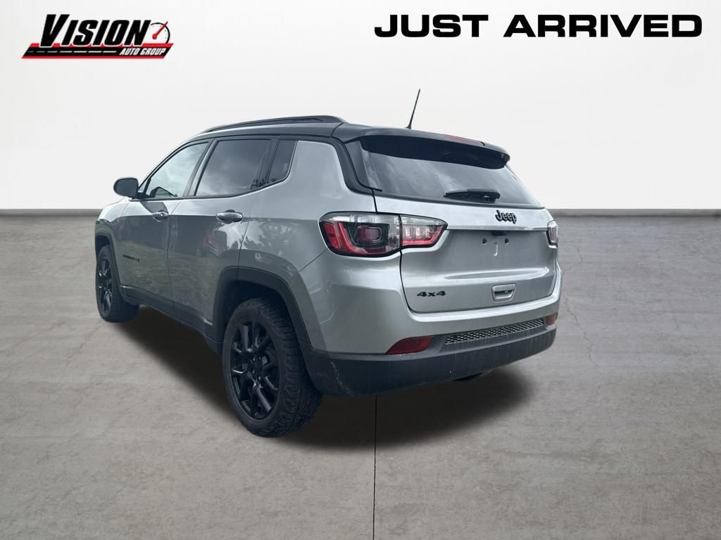 Used 2023 Silver Jeep Latitude image 3
