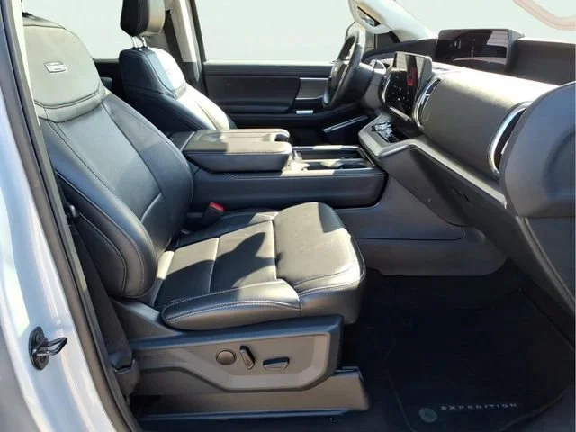 Used 2025  Ford Platinum image 22