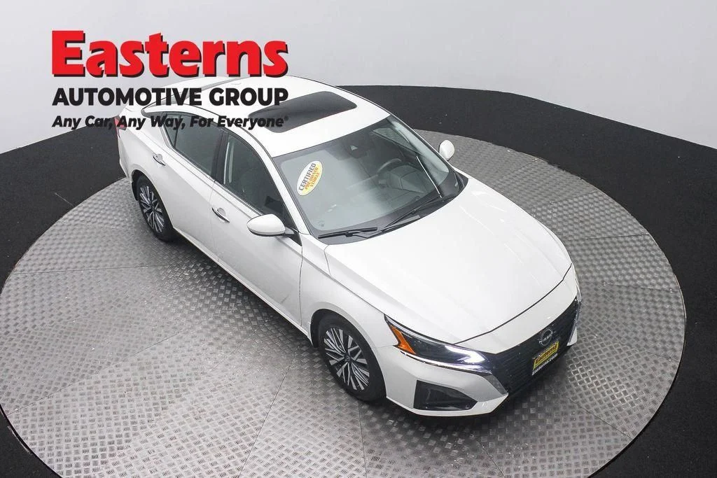 Used 2024 White Nissan 2.5 SV image 3