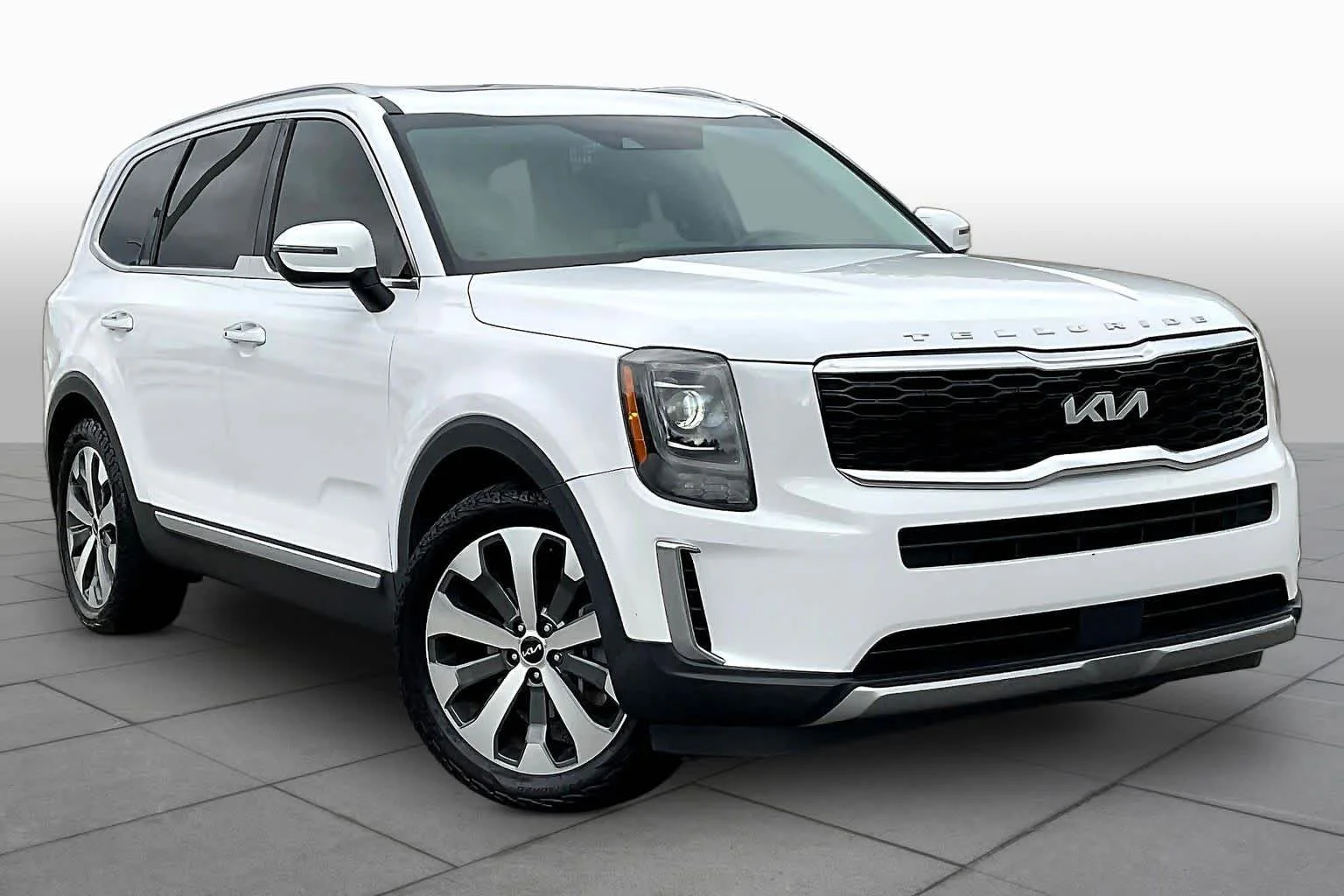 Used 2022 Glacial White Pearl Kia S image 3