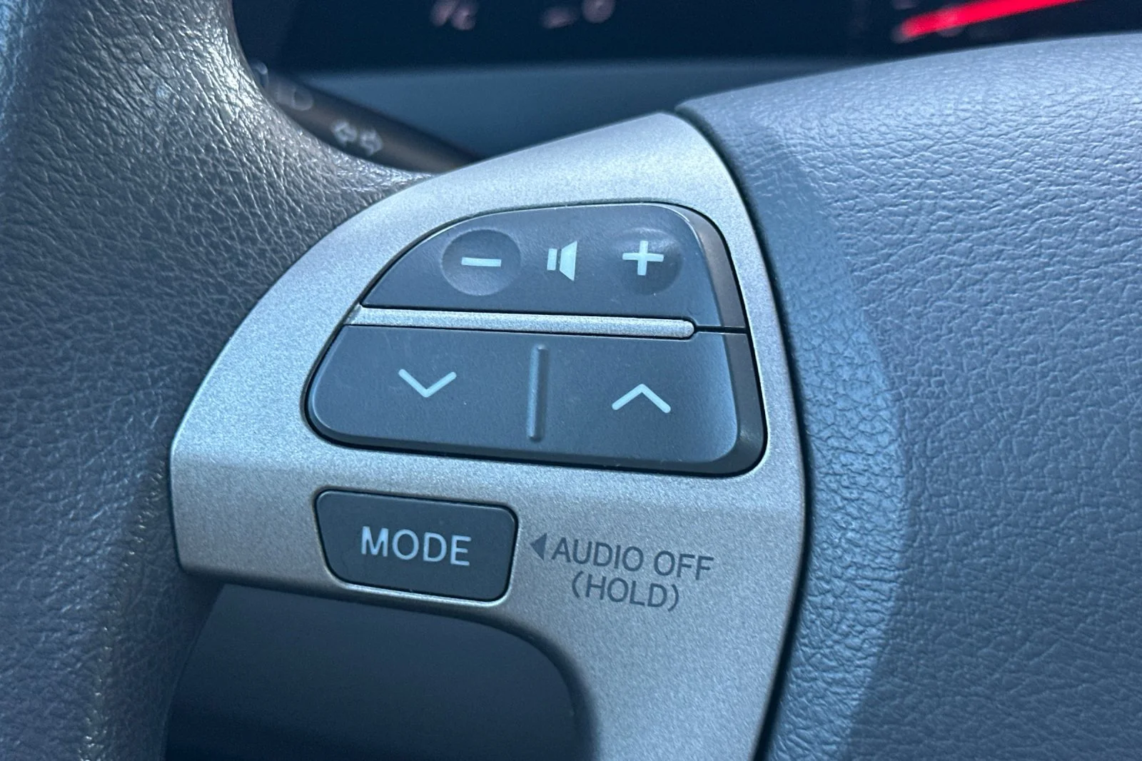 Used 2007 Silver Toyota LE image 28