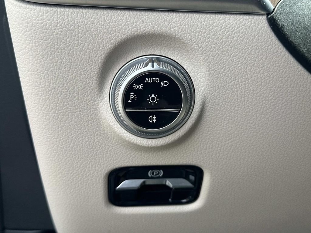 Certified Used 2024 MANUFAKTUR Moonlight White Metallic Mercedes-Benz C 300 image 29