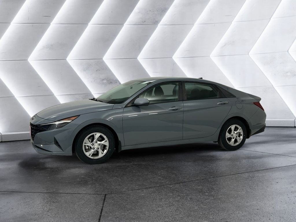 Used 2022 Gray Hyundai SE image 3