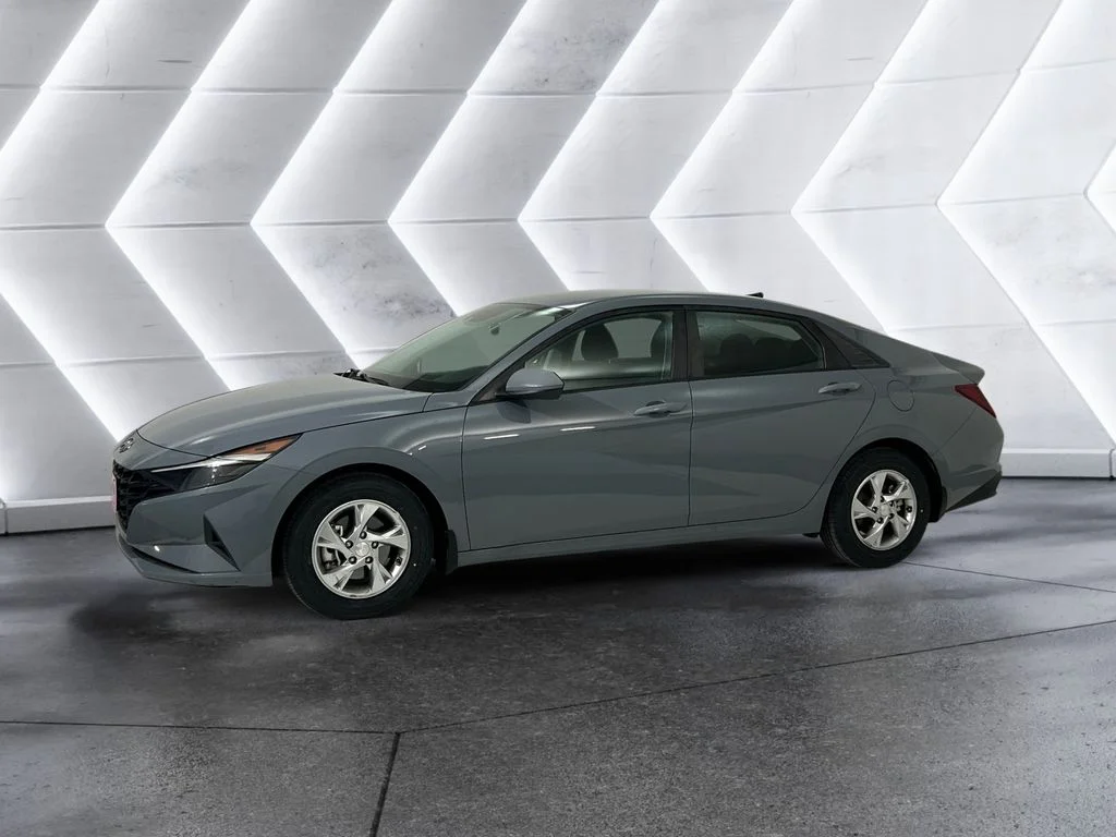 Used 2022 Gray Hyundai SE image 3