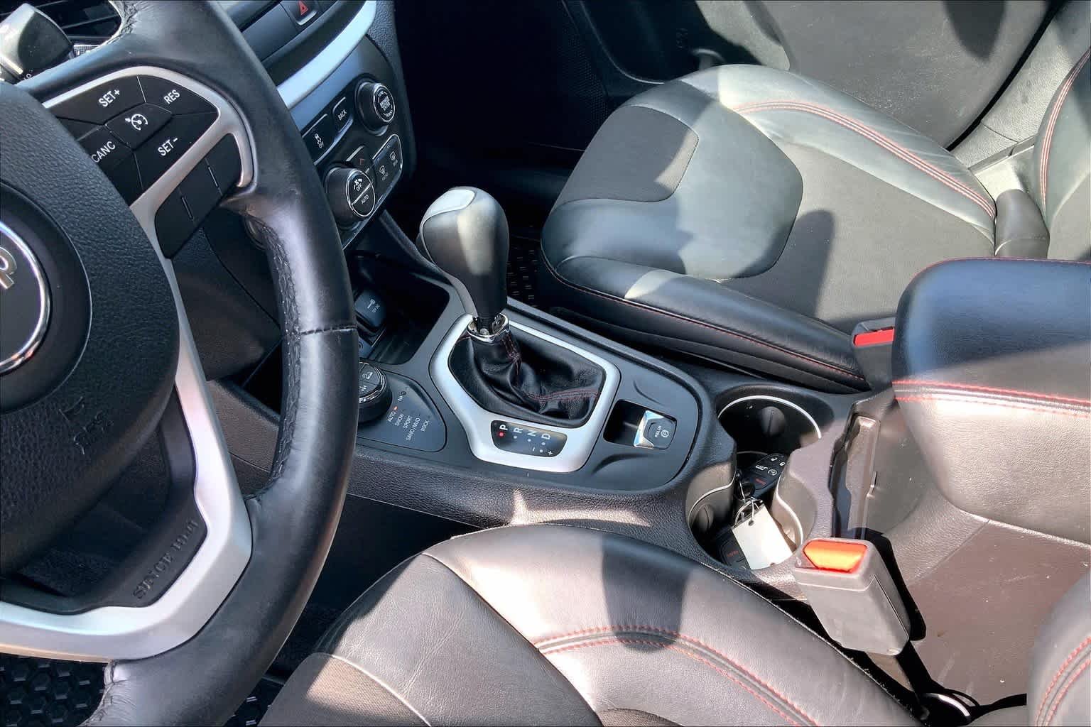 Used 2017 Diamond Black Crystal Pearlcoat Jeep Trailhawk image 15