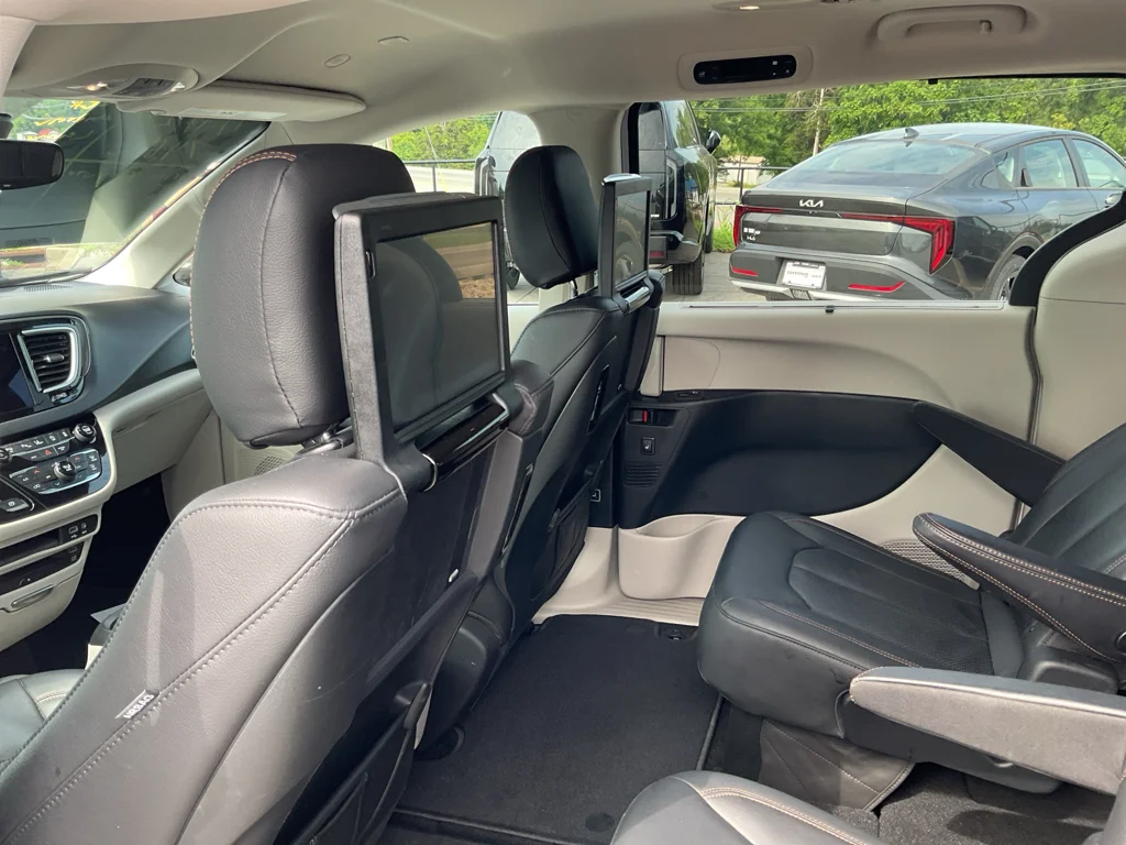 Used 2020 Bright White Clearcoat Chrysler Touring L Plus image 17