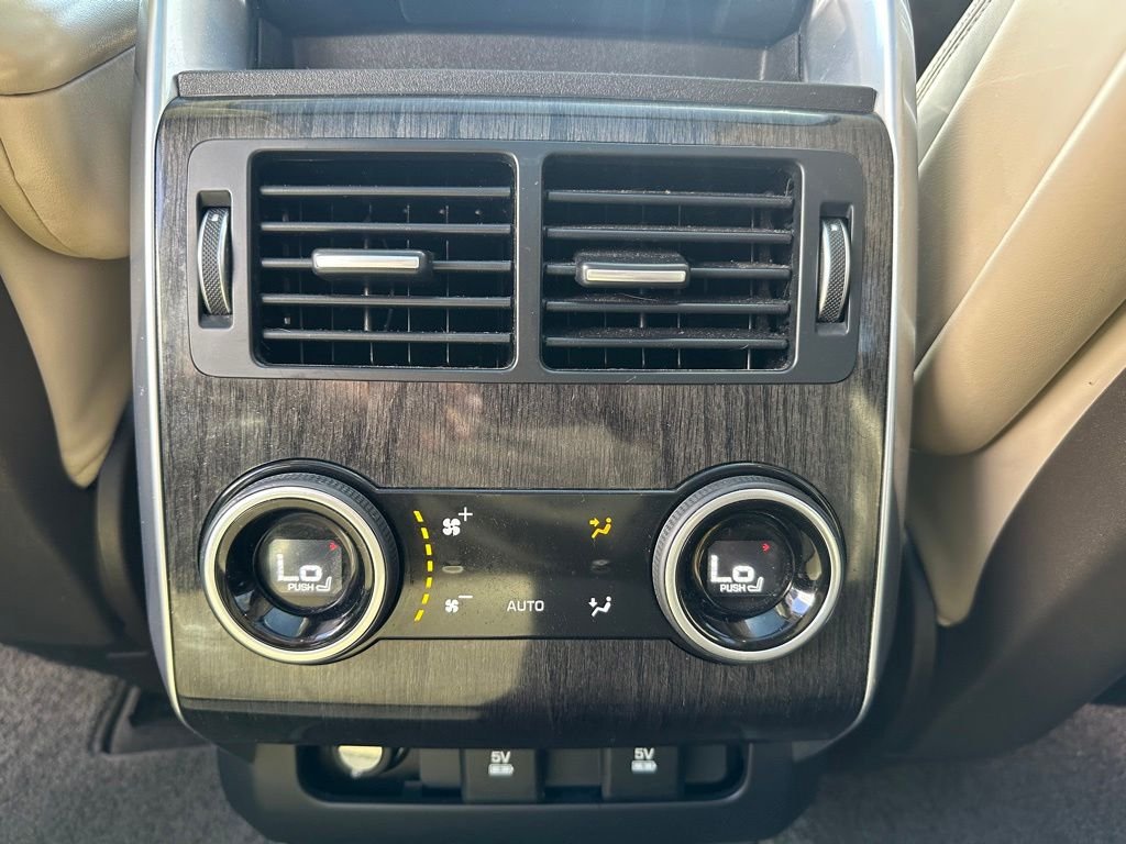 Used 2019 White Land Rover HSE image 16