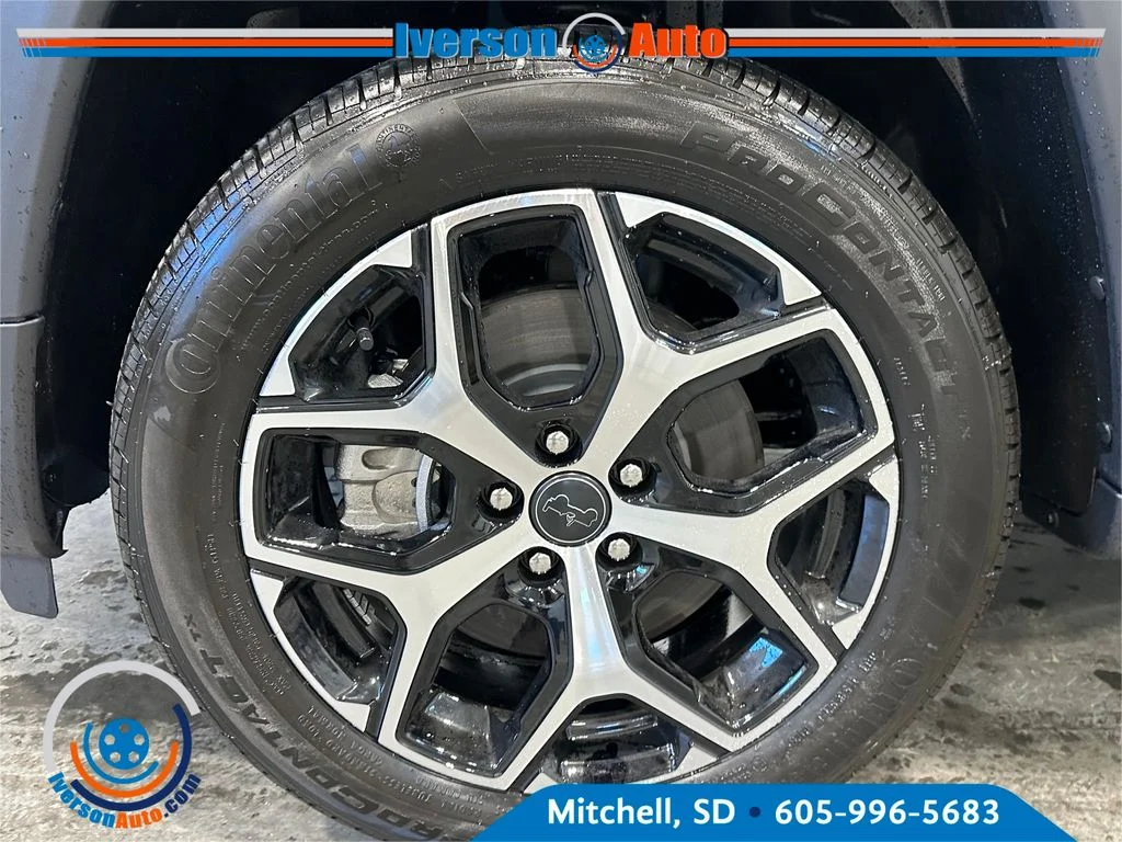New 2026 Fathom Blue Pearl-Coat Exterior Paint Jeep Limited image 10