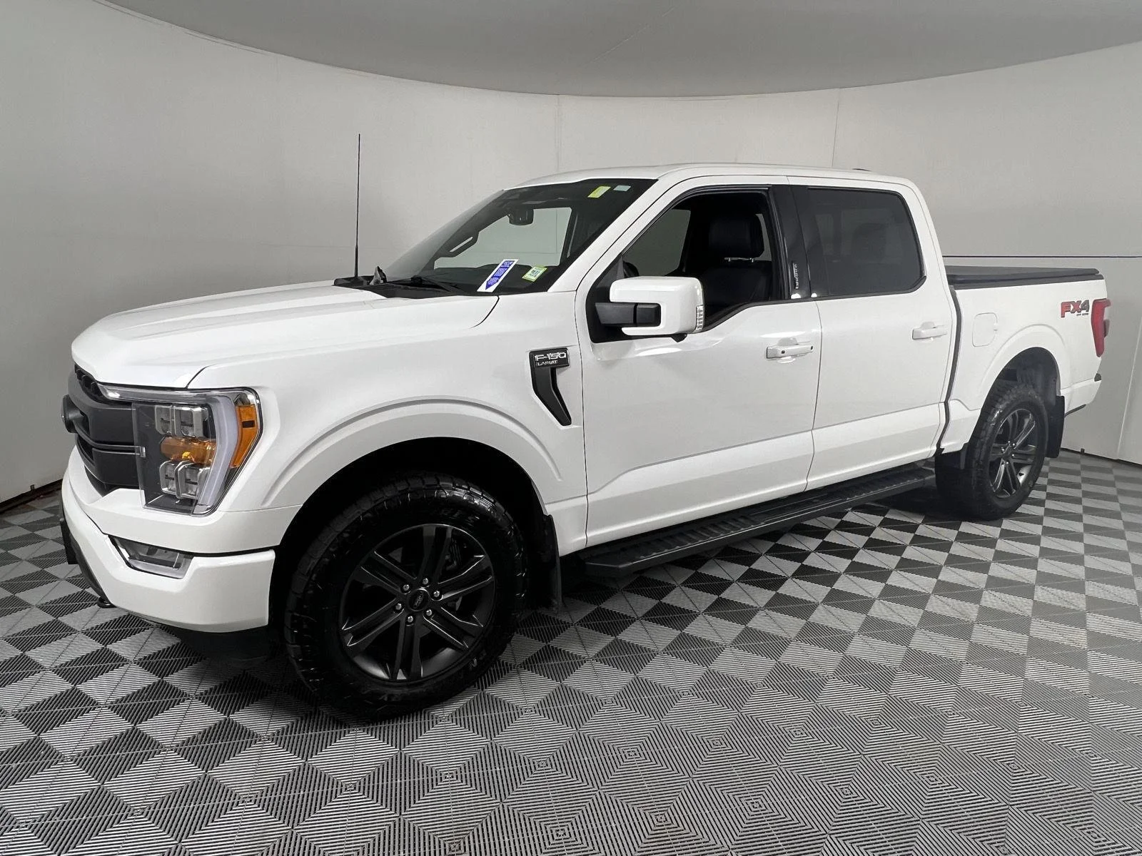 Used 2022 Star White Metallic Tri-Coat Ford LARIAT image 7