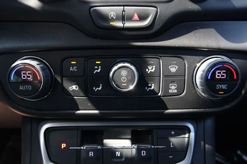 Used 2024 White GMC SLT image 25