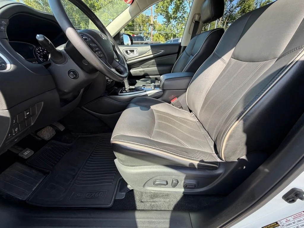Used 2019 White INFINITI LUXE image 11